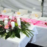 طاولة شمعة أمام العروسين
