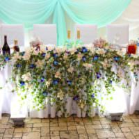 Blumenarrangements als Hochzeitstischdeko