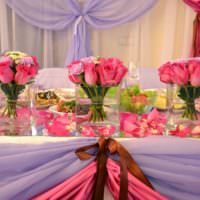 Šarlátové ruže vo výzdobe svadobného stolu