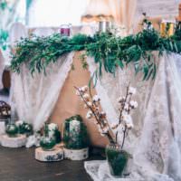 Kompositioner av växter för att dekorera ett bröllopsbord