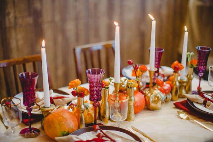 Zdobenie svadobného stolu sviečkami