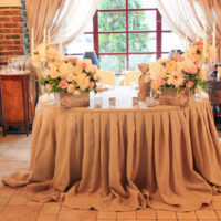 زخرفة طاولة الزفاف البيج