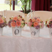 باقات من الزهور على طاولة الزفاف