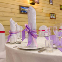Zdobenie svadobného stolu papierovými obrúskami