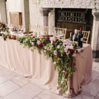 Hochzeitstisch auf dem Hintergrund des Kamins