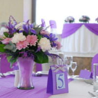 لوحة ارقام على المنضدة لضيوف حفل الزفاف