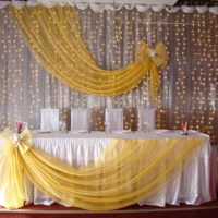 LED girlanda na zadnej strane svadobného stola