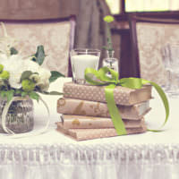 Knihy ako výzdoba svadobného stola