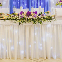 Romantické svetlá na svadobný stôl