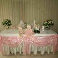 Dekorácia svadobného stolu s plyšovými hračkami