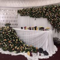Ein Beispiel für die Dekoration eines Hochzeitstisches mit Blumenarrangements