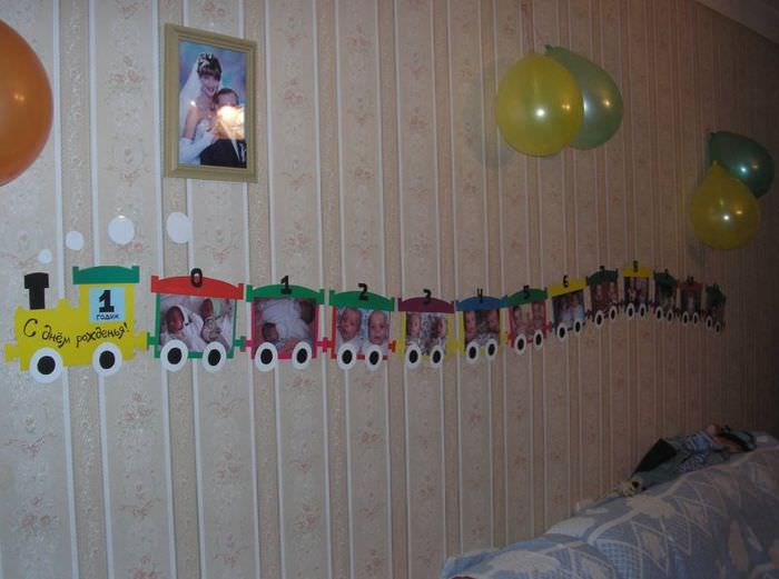 Koláž z fotografií dieťaťa vo výzdobe narodeninovej miestnosti