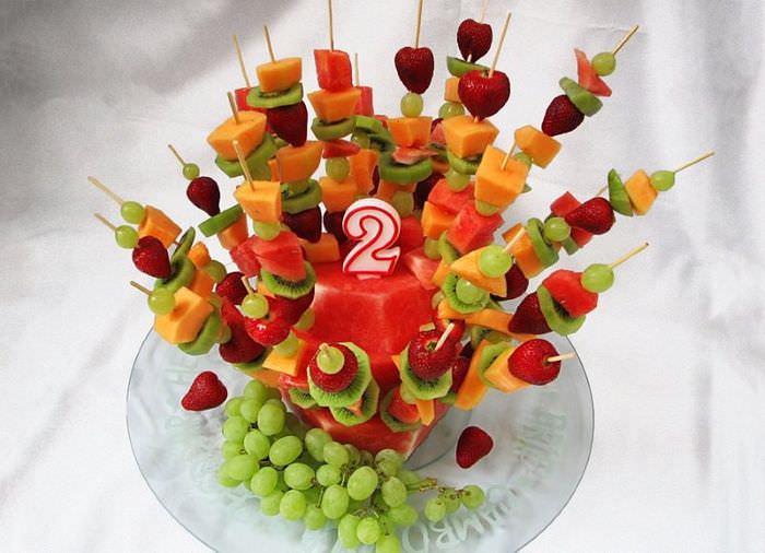 Fruktkanapéer för ett festligt bord för ett barns födelsedag