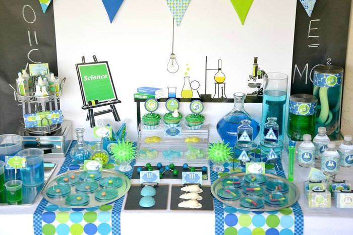 Dekoration av ett festligt bord för en ung kemists födelsedag