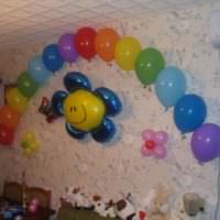Garland av bollar på väggen i barnrummet