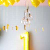 Ljusa ballonger för barnets födelsedag