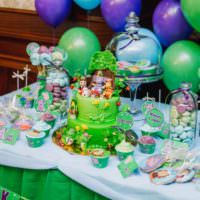 Färgade heliumballonger i dekorationen av ett festligt bord för ett barns födelsedag