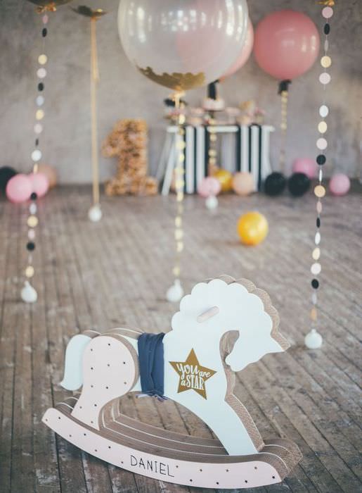 Heliumballonger med kransar i dekorationen av en barns födelsedag