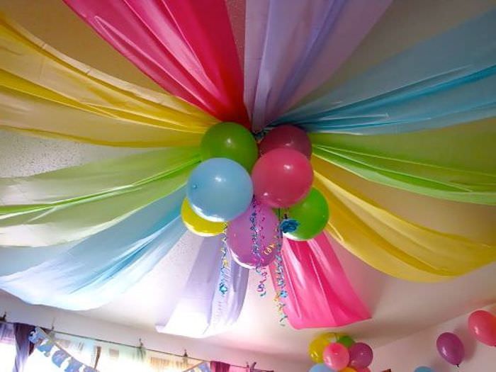 DIY dekorácia stropu v detskej izbe s balónikmi a stuhami