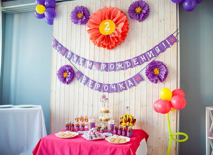 Flickrums dekoration med pappersblommor för födelsedag