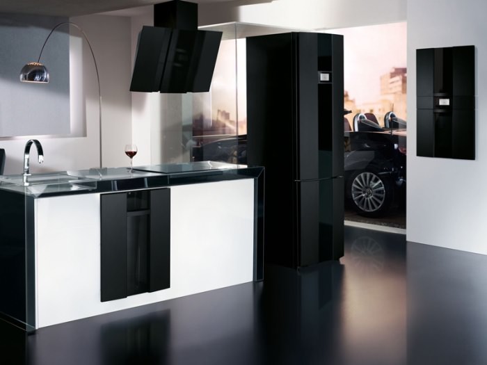 Køkken med sort køleskab.