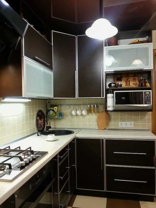 ideea unui interior frumos de bucătărie de 8 mp