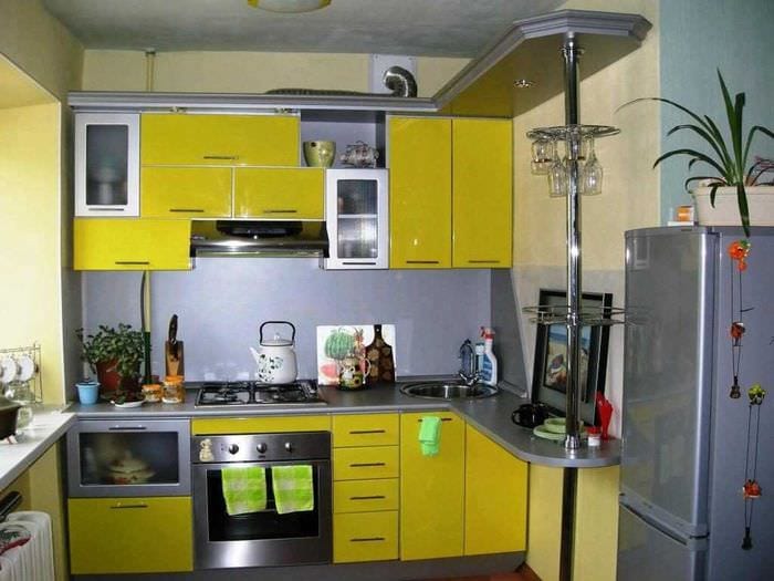 opțiune pentru un interior neobișnuit de bucătărie de 8 mp
