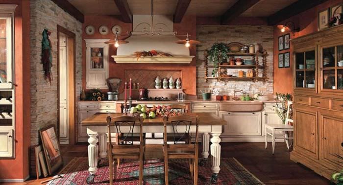 die Idee einer schönen rustikalen Küchengestaltung