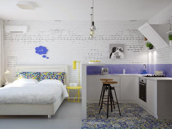Design jednopokojového bytu v bílé barvě