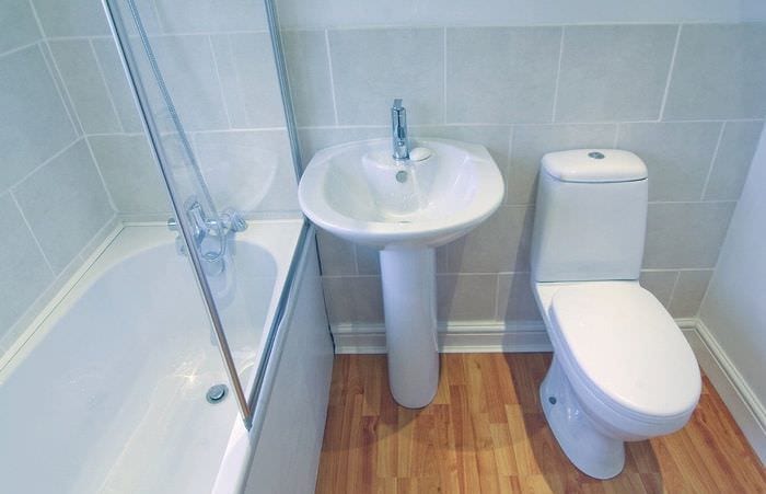 fürdőszoba és WC kombinációja