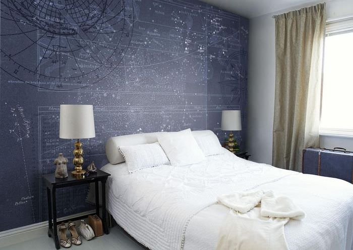 Modrá tapeta s mapou galaxie nad bielou posteľou