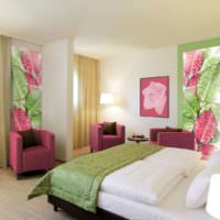 Grønne og lyserøde nuancer i soveværelset med fototapet