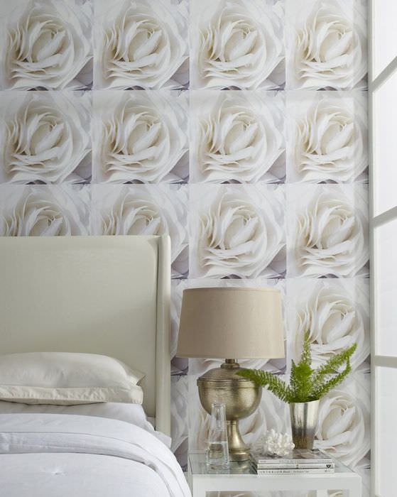 Hvide roser på fotomalerier i kvinders soveværelse