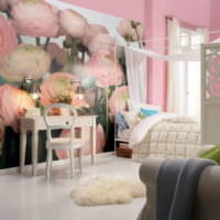 Jasne ružová spálňa s fotografickými tapetami