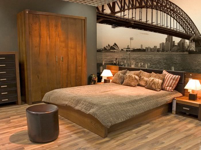 Fototapet med en bro over sengegavlen i det giftede soveværelse