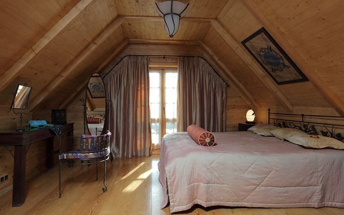 спалня в дървена къща на тавана