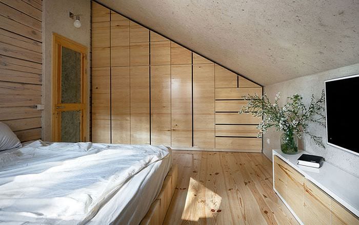 спалня с наклонен покрив