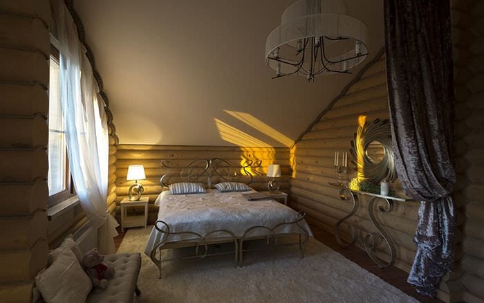 foto af et soveværelse med et skråt tag