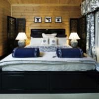 hálószoba egy faház hideg színekben