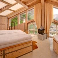 soveværelse i et træhus på loftsgulvet