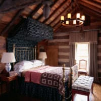 hálószoba egy faház tetőtérben