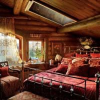 hálószoba egy faház kovácsoltvas ágyban