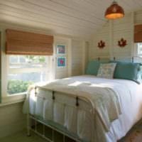 спалня в дървена къща в бяло