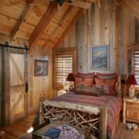 hálószoba egy faházban fabútorok