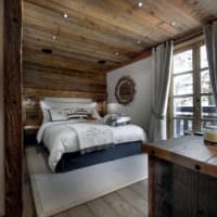 спалня в дървена къща в сиво-кафяви цветове