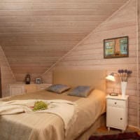 спалня в дървена къща с наклонен таван