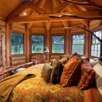 спалня в дървена къща текстил в интериор