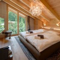спалня в дървена къща централно осветление