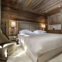 спалня в таванска конструкция на дървена къща