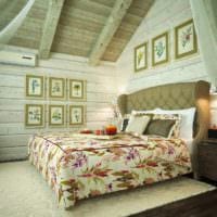 спалня в дървена къща в зелени цветове